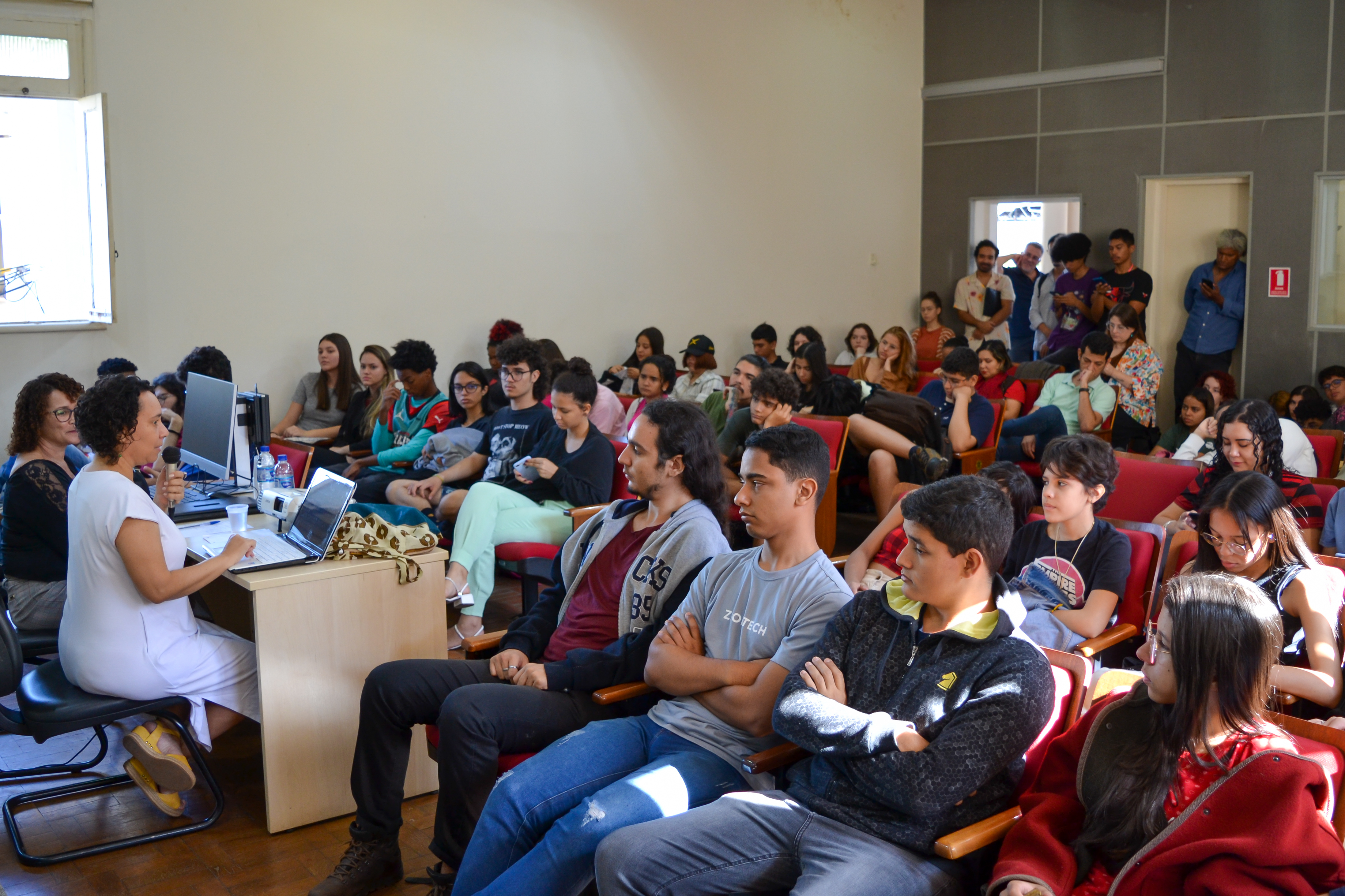 Seminário reuniu estudantes e pesquisadores no auditório Julieta Passos